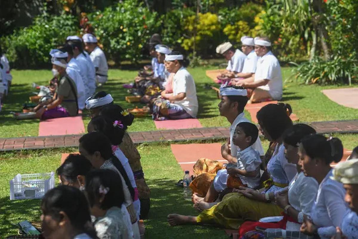 Suasana Khidmat Selimuti Perayaan Galungan di Pura Amertha Sari Cinere