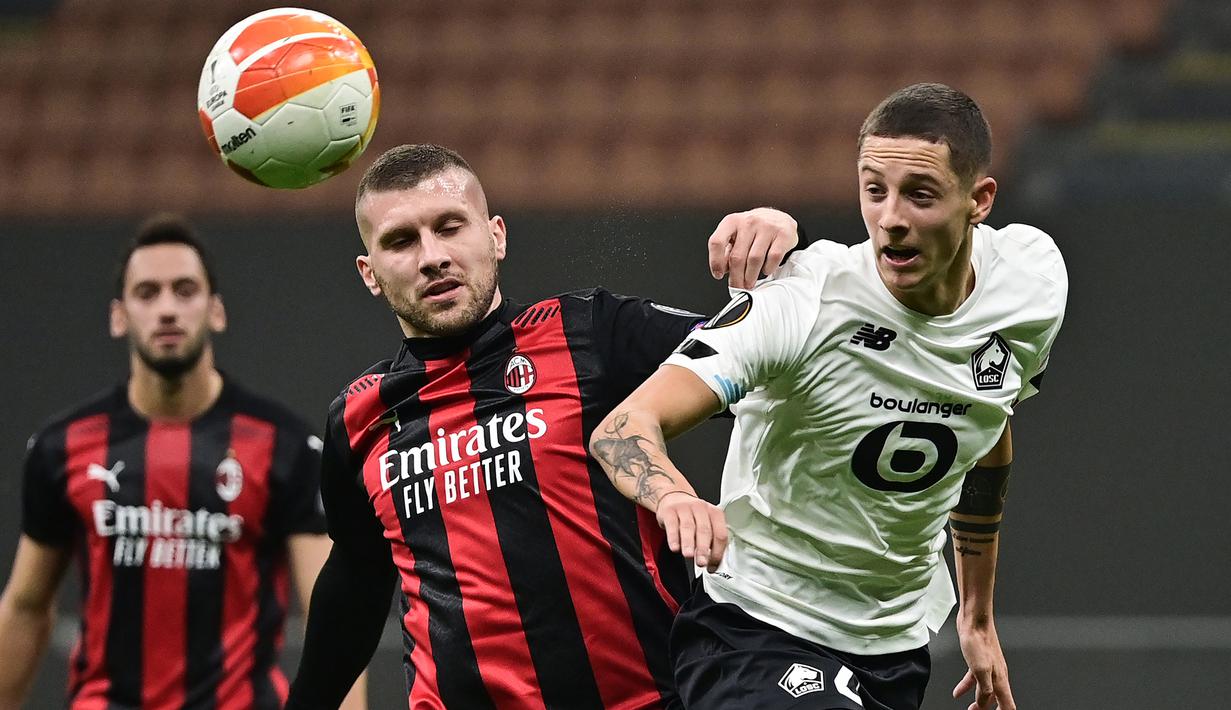 Penyerang AC Milan, Ante Rebic, berebut bola dengan bek Lille, Sven Botman, pada laga lanjutan Liga Europa 2020/2021 di San Siro, Jumat (6/11/2020) dini hari WIB. AC Milan kalah 0-3 oleh Lille. (AFP/Miguel Medina)