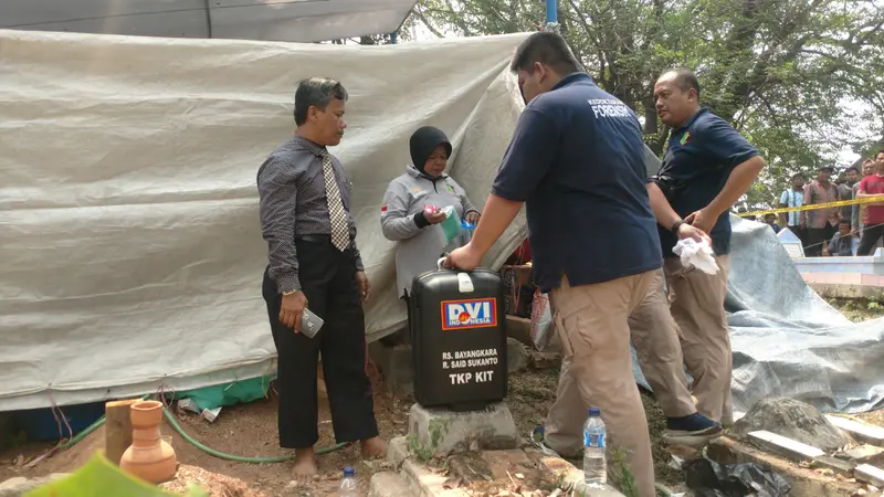 Polisi membongkar makam pria dibakar hidup-hidup