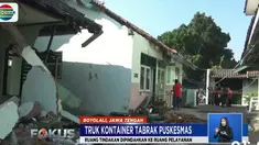 Truk kontainer berbobot 28 ton, Kamis pagi menabrak bagian Gedung Puskesmas Mojosongo.