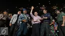 Basuki Tjahaja Purnama atau  di sapa Ahok melambaikan tangan seusai perayaan tahun baru 2016 di panggung Move On Party 2016 di Pantai Carnaval Ancol, Jakarta, Jumat (1/1/2016). (Liputan6.com/Herman Zakharia)