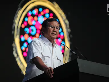 Ketua Umum Partai Gerindra Prabowo Subianto menyampaikan materi saat menjadi narasumber dalam Conference on Indonesia Foreign Policy 2017 di Jakarta, Sabtu (21/10). Diskusi tersebut membahas sebuah percakapan bipartisan. (Liputan6.com/Faizal Fanani)