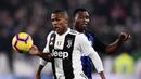 4. Douglas Costa - Manchester United begitu kepincut dengan pemain Juventus tersebut. Kecepatannya diperlukan untuk menunjang permainan menyerang yang mulai diterapkan United. (AFP/Marco Bertorello)