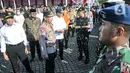 Kapolri Jenderal Listyo Sigit Prabowo meninjau kesiapan pasukan saat memimpin Apel Gelar Pasukan Operasi Ketupat 2023 di Lapangan Monas. (merdeka.com/Iqbal S. Nugroho)