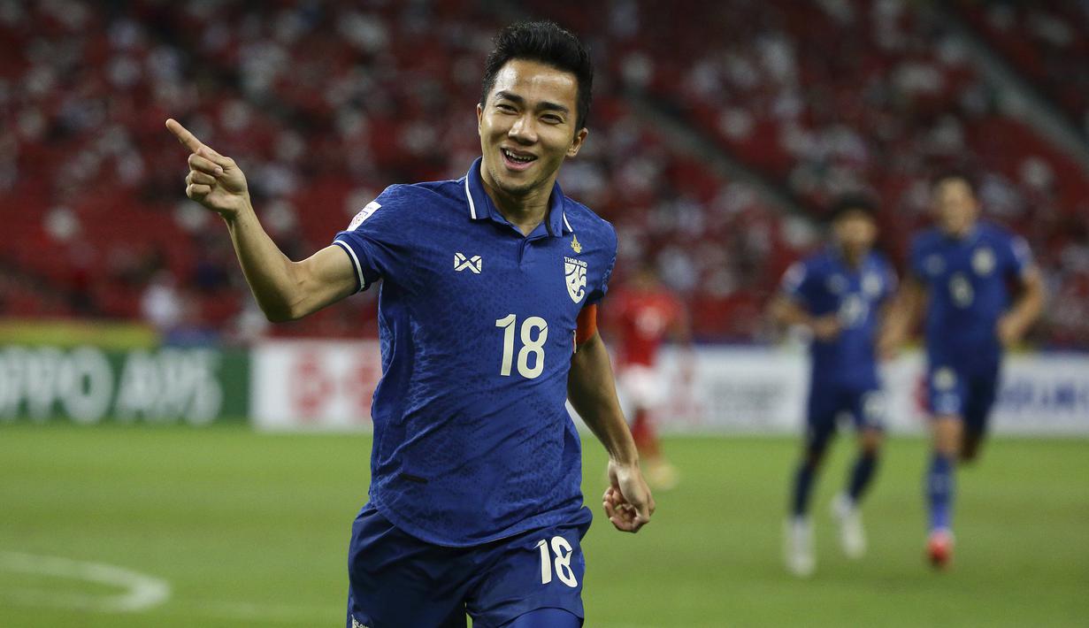 Timnas Indonesia langsung tertekan oleh Thailand di awal laga. Baru dua menit, Thailand berhasil unggul 1-0 melalui kapten tim Chanathip Songkrasin memanfaatkan umpan Phillip Roller di sektor kiri pertahanan Indonesia. (AP/Suhaimi Abdullah)