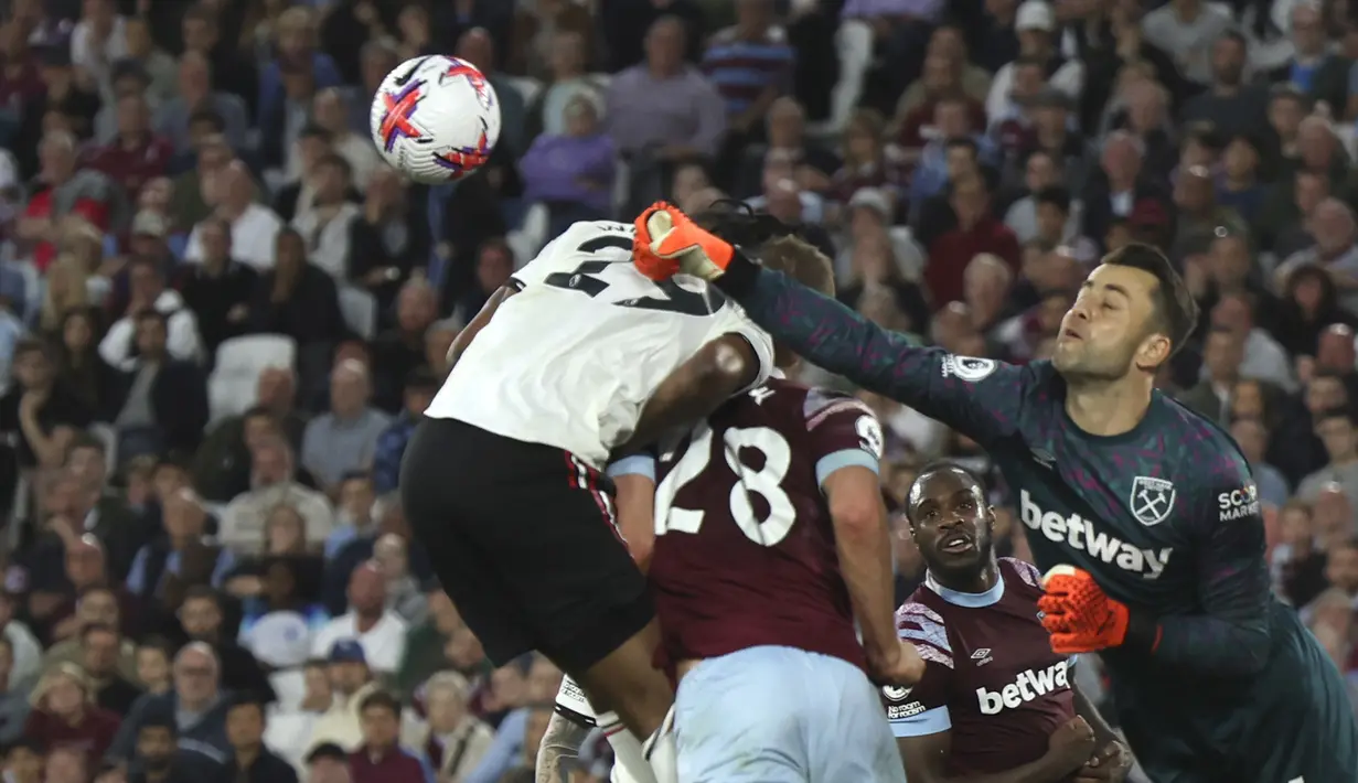 Penjaga gawang West Ham, Lukas Fabianski (kanan), berhasil menghalau bola dari serangan pemain MU dalam laga pekan ke-35 Premier League 2022/2023 yang berlangsung di London Stadium, Senin (8/5/2023) dini hari. (AP Photo/Ian Walton)