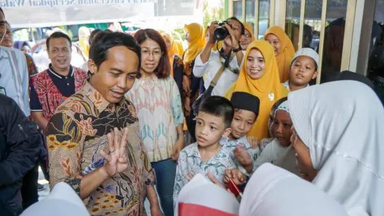 Wakil Menteri ATR/BPN Raja Juli Antoni tak henti-hentinya melakukan penyerahan sertifikat tanah wakaf dan rumah ibadah.