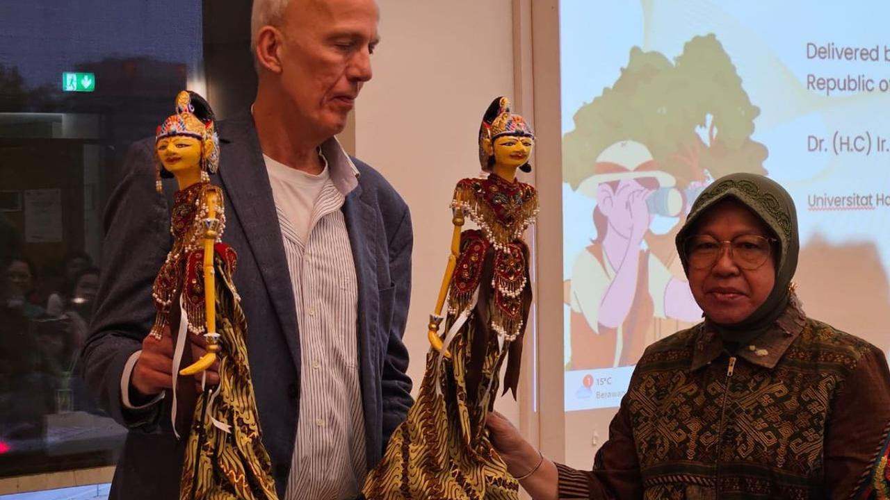 Usai penyerahan Cinderamata Wayang Nakula dan Sadewa setelah kuliah umum, Prof. Jan menyatakan kekagumannya pada Mensos Risma karena semangat dan tenaganya yang tidak ada lelahnya.<br>