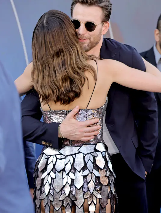 <p>Aktor Chris Evans memeluk Ana de Armas saat menghadiri pemutaran perdana film The Grey Man di TCL Chinese Theatre, Hollywood, California, Amerika Serikat, 13 Juli 2022. Evans berbagi momen lembut dengan lawan mainnya, Ana de Armas. (Amy Sussman/Getty Images/AFP)</p>