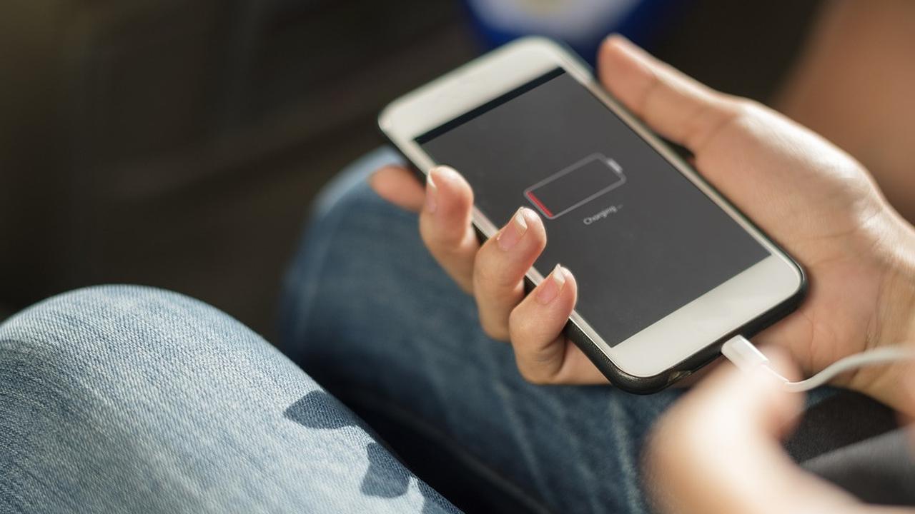 6 Bahaya Charger HP Tidak Dicabut, Tingkatkan Risiko Kebakaran