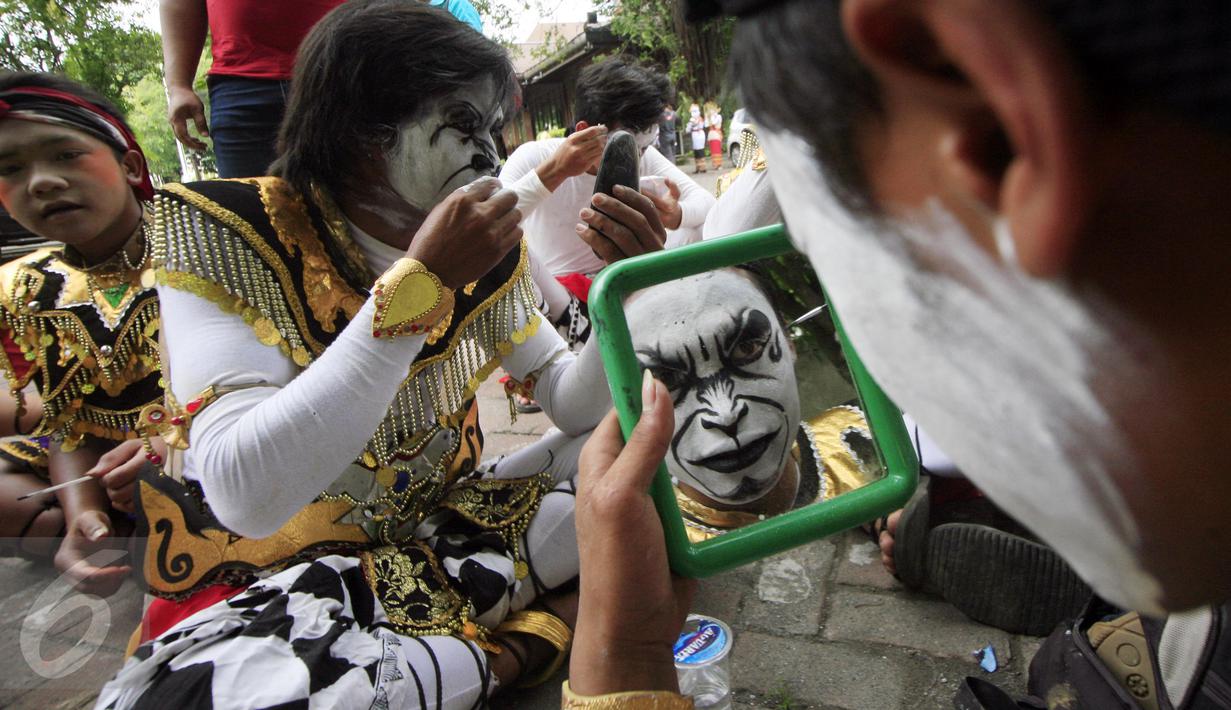 Sejumlah warga berhias menjadi Hanoman jelang perayaan Grebeg Sudiro, Pasar Gede Solo, Minggu (31/1/2016).Grebeg Sudiro di selenggarakan untuk menyambut tahun baru Imlek. (Foto: Boy Harjanto)