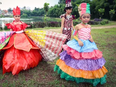 Anak-anak dengan baju daur ulang berjalan pada peringatan Hari Air Sedunia di sarana penampungan air PAM Jaya, Cilandak, Jakarta, Sabtu (25/03). Kegiatan Hari Air Sedunia ini mengangkat tema Waste Water. (Liputan6.com/Fery Pradolo)