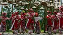 Penari dengan batik dan pakaian tradisional menggelar tarian dan fashion show di Grand Smesco Hills Cisarua, Bogor, Minggu (11/4/2021). Smesco Indonesia dan Yayasan Belantara Budaya Indonesia berkolaborasi menyelenggarakan pagelaran wastra dan budaya menyambut Hari Kartini. (Liputan6.com/JohanTallo)