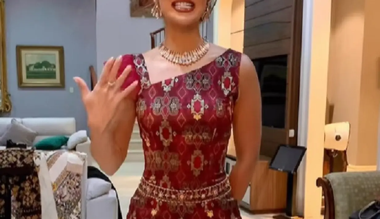 Penampilannya memesona dengan dress berdetail lengan asimetris. Dress ini merupakan rancangan Berkat Kebaya by Devina Shanti. [Foto: Instagram/ramadhaniabakrie]