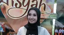 Air mata Laudya Chintya Bella menetes saat menceritakan dirinya memantabkan untuk mengenakan hijab. Sambil berurai air mata, menjelaskan penampilan menutup auratnya melalui proses panjang. Ia tidak takut kehilangan pekerjaan. (Adrian Putra/Bintang.com)