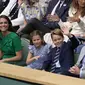Keluarga Wales, Pangeran William, Pangeran George, Putri Charlotte, dan Kate Middleton, menghadiri pertandingan Wimbledon. (dok. AP Photo/Alastair Grant)