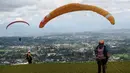 Seorang paraglider bersiap untuk lepas landas dari lereng bukit di Puncak, Bogor, Jawa Barat, Kamis (2/12/2021). Destinasi wisata alam Bukit Paralayang Puncak Bogor sangat cocok untuk dikunjungi pada liburan akhir pekan bersama keluarga, sahabat maupun pasangan tercinta. (Goh Chai Hin/AFP)