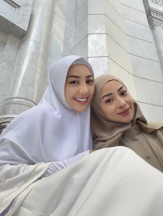 Winona tampil dengan kerudung putuh serasi dengan abayanya. Nikita mengenakan kerudung coklat yang senada dengan gamis berkancing depannya. [@nonawilly]