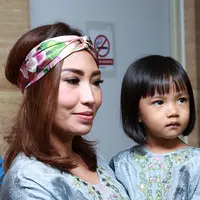 Aktris sekaligus presenter Ayu Dewi baru saja usai menjalani liburan bersama keluarganya ke negri Eropa. (Adrian Putra/Bintang.com)