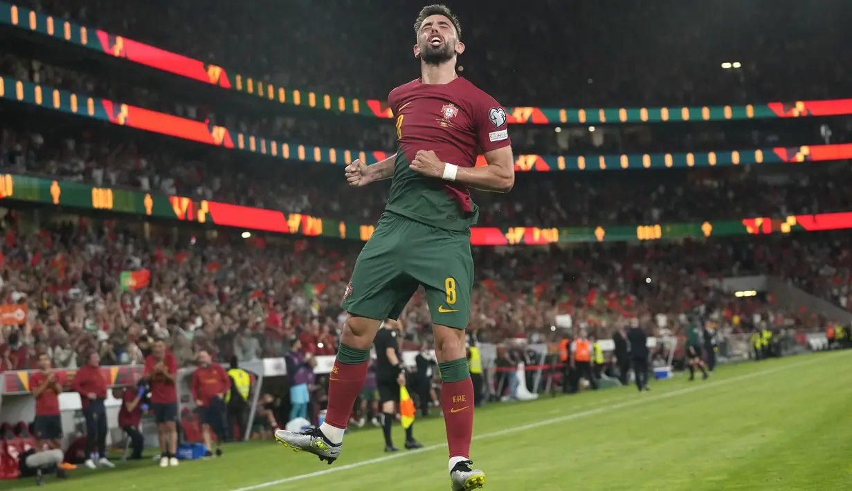 Selebrasi gelandang Timnas Portugal, Bruno Fernandes setelah mencetak gol ketiga ke gawang Bosnia Herzegovina pada laga Grup J Kualifikasi Euro 2024 di Luz Stadium, Lisbon, Portugal, Minggu (18/6/2023) dini hari WIB. (AP Photo/Armando Franca)