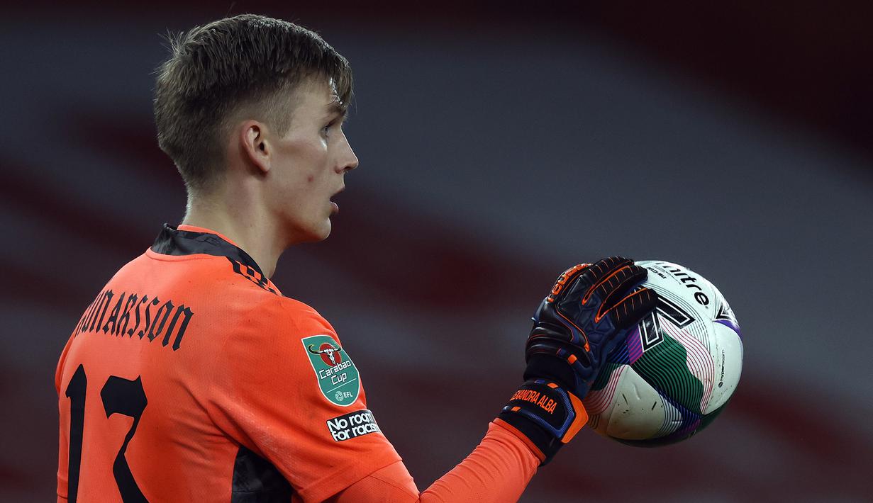Kiper Arsenal, Runar Alex Runarsson, menguasai bola dalam laga perempatfinal Piala Liga Inggris Carabao Cup melawan Manchester City di Emirates Stadium, London, Selasa (22/12/2020). Arsenal kalah 1-4 dari Manchester City. (AFP/Adrian Dennis)