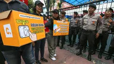 Masa aksi dari berbagai aliansi dan LBH menggelar aksi depan kantor Kominfo, Jumat (23/8/2019). Aksi terkait menolak pembatasan akses informasi dan internet di Papua dan Papua Barat yang dilakukan sepihak oleh Komenterian Komunikasi dan Informasi. (Liputan6.com/Fery Pradolo)