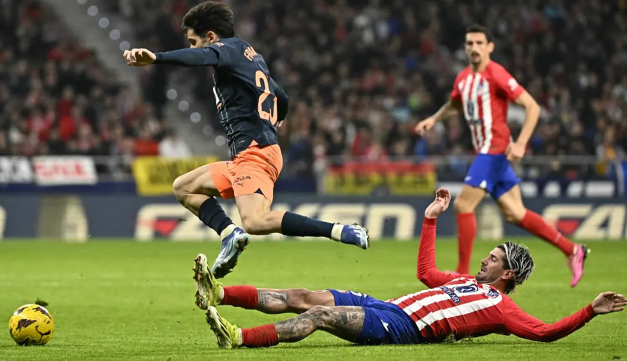 Sementara Valencia cuma diberi kesempatan melepaskan tiga attempts tepat sasaran dari total 10. Meski dominan, Atletico sempat kesulitan membobol gawang Valencia di babak pertama. (JAVIER SORIANO/AFP)
