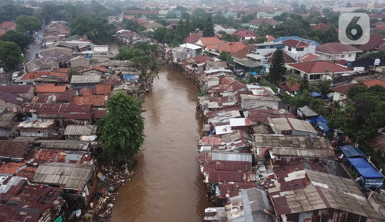 Foto udara suasana Sungai Ciliwung yang diapit pemukiman padat penduduk di kawasan Manggarai, Jakarta, Selasa (7/1/2020). Pemprov DKI Jakarta menyiapkan anggaran Rp 600 miliar untuk pembebasan 118 bidang lahan proyek normalisasi Sungai Ciliwung pada tahun 2020.(Liputan6.com/Immanuel Antonius)
