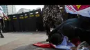 Pendukung ini spontan melakukan sujud syukur saat mendengar kabar Prabowo menang. Padahal kabar tersebut hanya issu belaka, Jakarta, Kamis (21/08/2014) (Liputan6.com/Faisal Fanani)