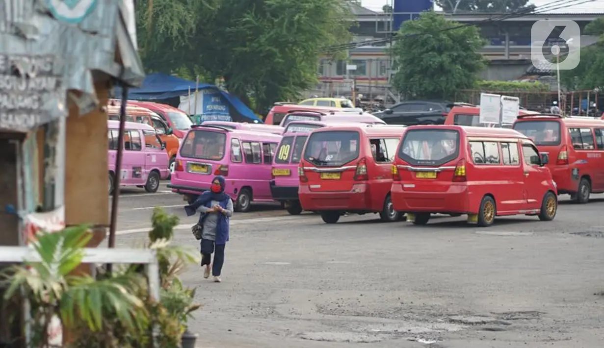 Angkutan umum parkir di sekitar Terminal Depok, Jawa Barat, Kamis (14/5/2020). Kepala Sub Bagian Tata Usaha Terminal Terpadu Depok Reynold Jhon mengatakan, pengguna angkutan umum di Terminal Terpadu Depok mengalami penurunan 10-20 persen selama pemberlakuan PSBB. (Liputan6.com/Immanuel Antonius)