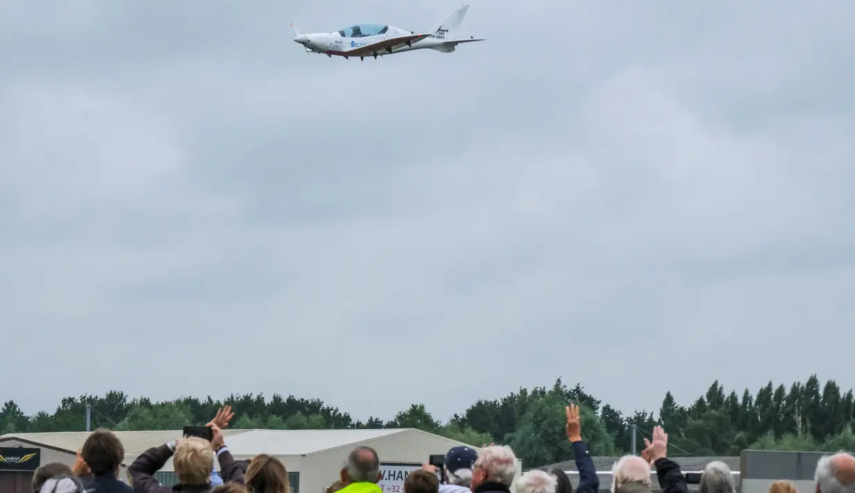Pilot Belgia-Inggris Zara Rutherford saat menerbangkan pesawat ringan di Wevelgem, Belgia, Rabu (18/8/2021). Zara Rutherford akan memulai perjalanan 51 ribu kilometer menggunakan Shark Ultralight, pesawat microlight tercepat di dunia. (AP Photo/Virginia Mayo)