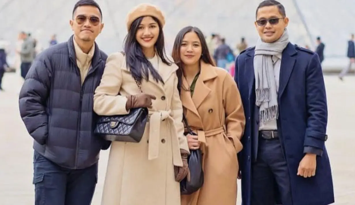 Kali ini Erina tampak mengenakan Chanel Flap Bag. Tas ikonis ini juga kerap diajadikan investasi oleh sebagian besar orang karena harganya yang terus naik. [Foto: Instagram/ Erina Gudono]