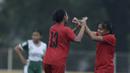 Gelandang Bangka Belitung, Safira Ika, merayakan gol ke Sumatera Utara pada laga Piala Pertiwi 2019 di Lapangan NYTC, Sawangan, Rabu (24/4). Babel unggul 5-0 atas Sumut. (Bola.com/Yoppy Renato)