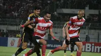 Madura United menundukkan Persija Jakarta pada lanjutan BRI Liga 1 2022/23 di Stadion Gelora, Bangkalan, Minggu (13/8/2023) malam WIB. (Bola.com/Wahyu Pratama)