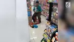 Beberapa pegawai minimarket mengatakan balita tersebut lemas karena diberi obat penenang.