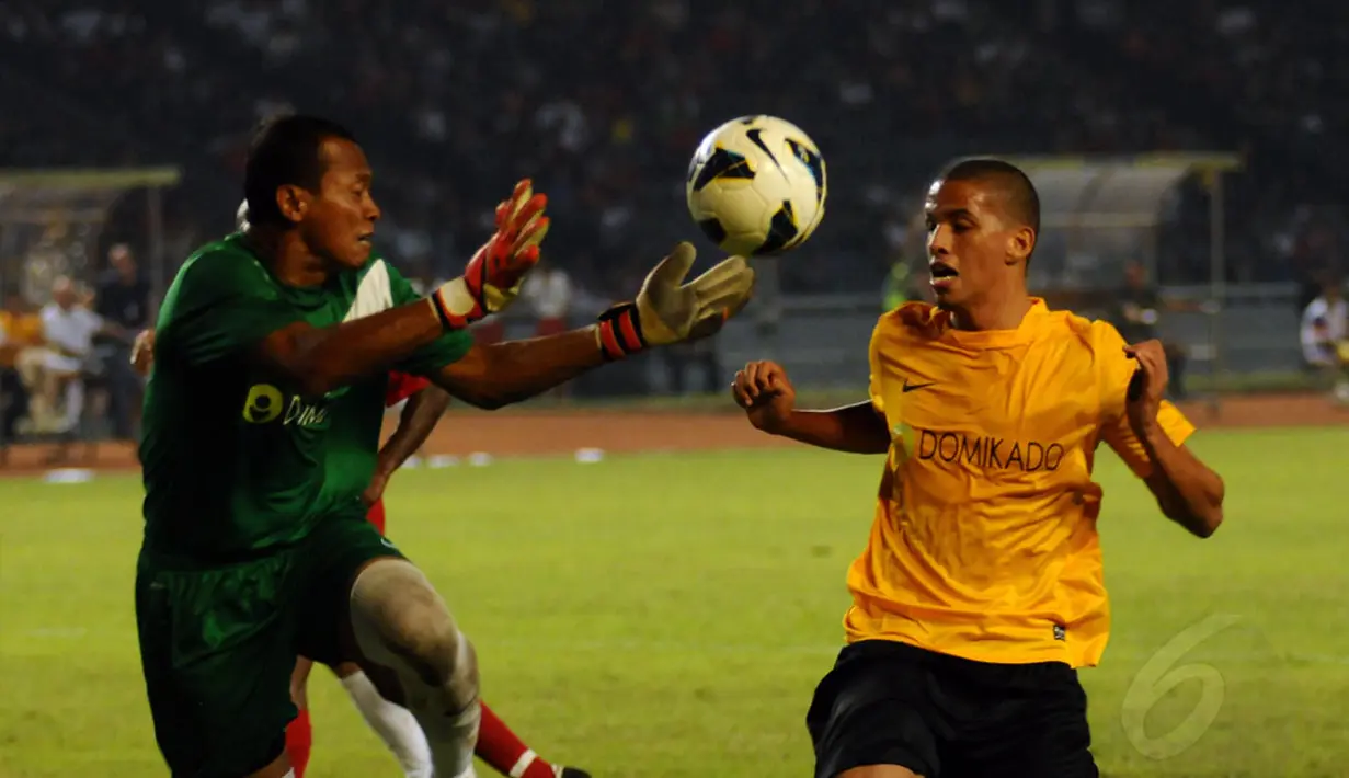 Penjaga gawang legenda Indonesia, Hendro Kartiko (kiri) berebut bola dengan Rivaldo Junior saat berlaga di Stadion GBK Jakarta, (7/6/2014). (Liputan6.com/Helmi Fithriansyah)