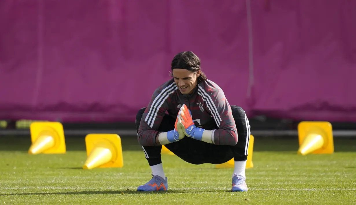 Kiper Bayern Muenchen, Yann Sommer melakukan peregangan saat sesi latihan di Munich, Jerman, Selasa (7/3/2023). Bayern punya modal bagus usai menang di Prancis pada leg pertama Liga Champions. Gol tunggal penentu kemenangan Bayern dicetak oleh Kingsley Coman pada menit 53. (AP Photo/Matthias Schrader)