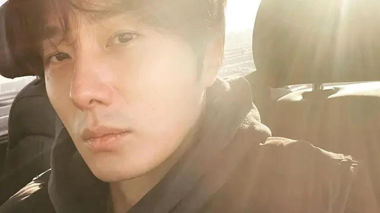 Pesona Aktor Korea Jung Il Woo Pakai Cukin Betawi Saat Jadi Relawan Palang Merah di Jakarta