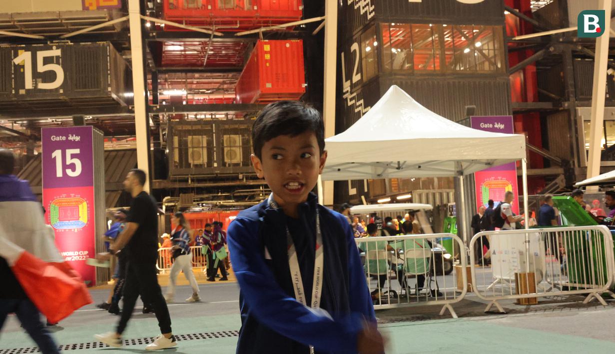 Bola.com yang meliput langsung Piala Dunia 2022 Qatar akhirnya bertemu bocah beruntung tersebut dua hari kemudian saat hendak menonton laga Prancis kontra Denmark (26/11/2022) di stadion yang sama, 974 Stadium. (Bola.com/Hendry Wibowo)