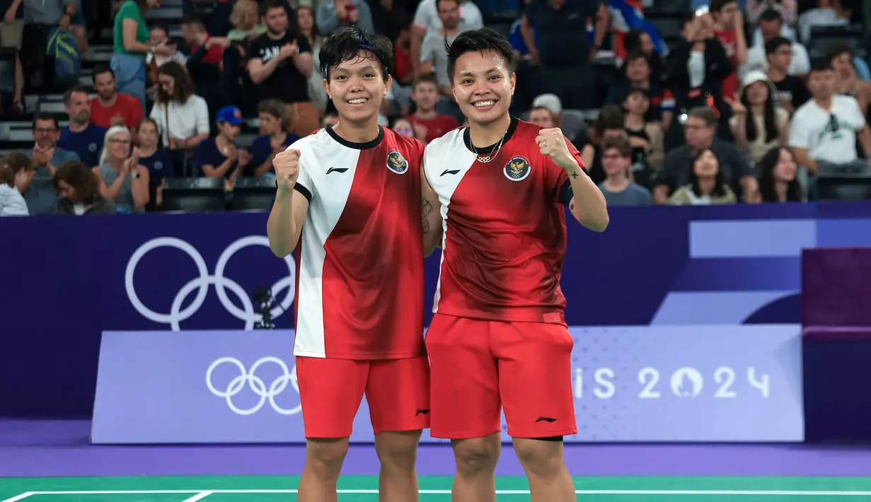 Pebulu tangkis ganda putri Indonesia, Apriyani Rahayu/Siti Fadia Silva Ramadhanti berfoto bersama setelah laga Grup B bulu tangkis Olimpiade Paris 2024 melawan pasangan Jepang, Mayu Matsumoto/Wakana Nagahara di Porte de la Chapelle Arena, Paris, Prancis, Sabtu (27/07/2024). (Dok. NOC Indonesia/Naif Muhammad Al’as)