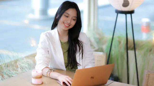 wanita februari tersenyum bekerja