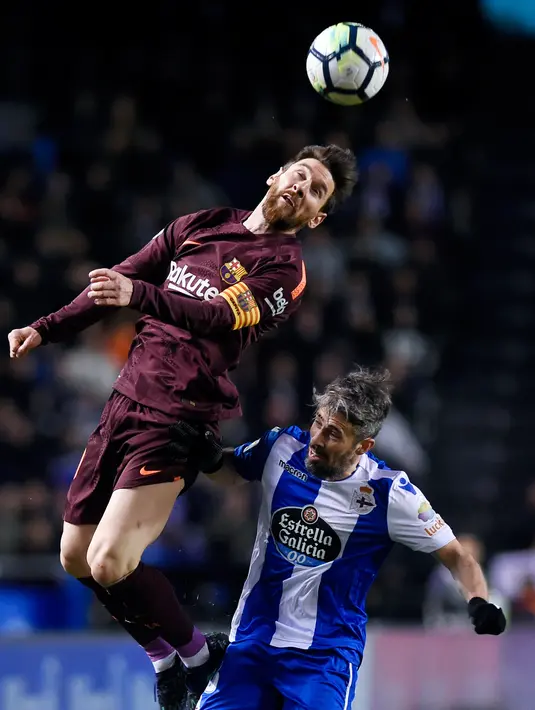 Striker Barcelona Lionel Messi menyundul bola saat melawan Deportivo dalam pertandingan La Liga Spanyol di stadion Riazor, Spanyol (29/4). Lionel Messi menjadi bintang kemenangan Barcelona berkat tiga golnya. (AFP/Miguel Riopa)