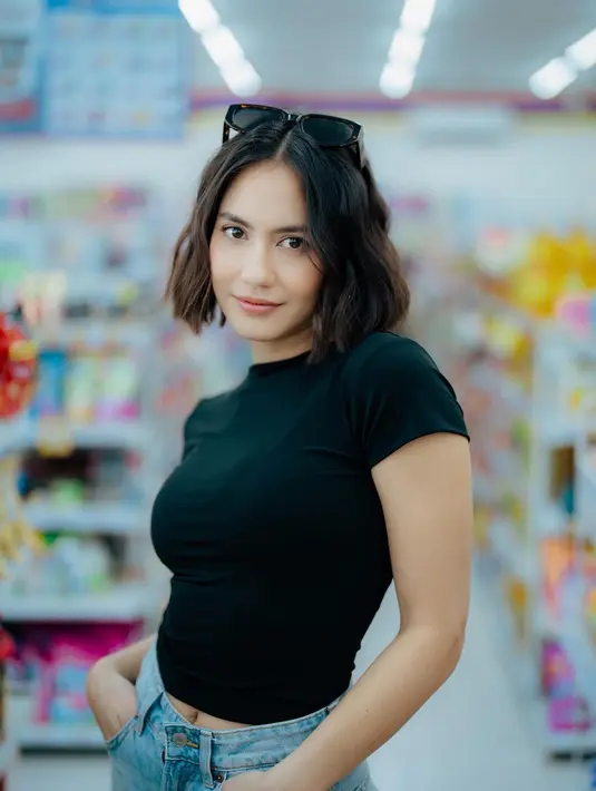 Potret jajan cantik di Indomart ala Pevita Pearce. Ia terlihat cantik dengan makeup flawless yang minimalis dan rambut yang diperm. [Foto: Instagram/pevpearce]