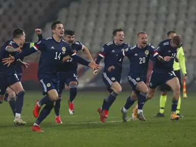 Pemain Skotlandia merayakan kemenangan atas Serbia pada pertandingan playoff Euro 2020 di Stadion Rajko Mitic, Beograd, Serbia, Kamis (12/11/2020). (AP Photo/Darko Vojinovic)
