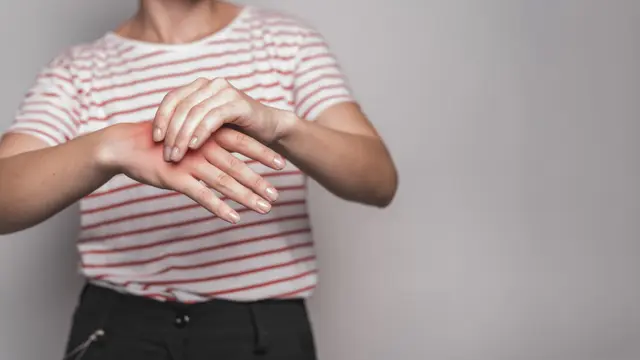 Nyeri dan Kesemutan Tak Kunjung Hilang? Hati-Hati Bisa Jadi Tanda Saraf Kejepit [Dok/freepik.com]