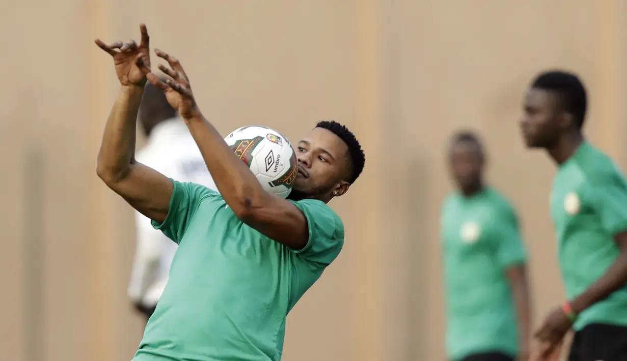 Penyerang Senegal, Keita Balde bermain dengan bola saat latihan untuk pertandingan semifinal Piala Afrika 2021 di stadion Ahmadou Ahidjo di Yaounde, Kamerun, Selasa (1/2/2022). Senegal akan menghadapi Burkina Faso di babak semifinal Piala Afrika 2021, Kamis 3 Februari 2022. (AP Photo/Sunday Alamba)