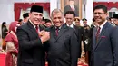 Ketua KPK periode 2019-2023 Firli Bahuri (kiri) bersalaman dengan Ketua KPK periode 2015-2019 Agus Rahardjo usai pelantikan di Istana Negara, Jakarta, Jumat (20/12/2019). Upacara pelantikan lima pimpinan KPK periode 2019-2023 dipimpin langsung Presiden Joko Widodo. (Foto: Biro Pers Setpres)