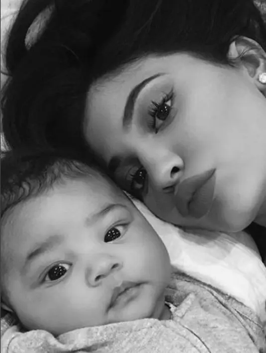 "Bukanlah sebuah kejutan jika Kylie akan memberikan adik untuk Stori dalam waktu dekat," ujar seorang sumber. (instagram/kyliejenner)