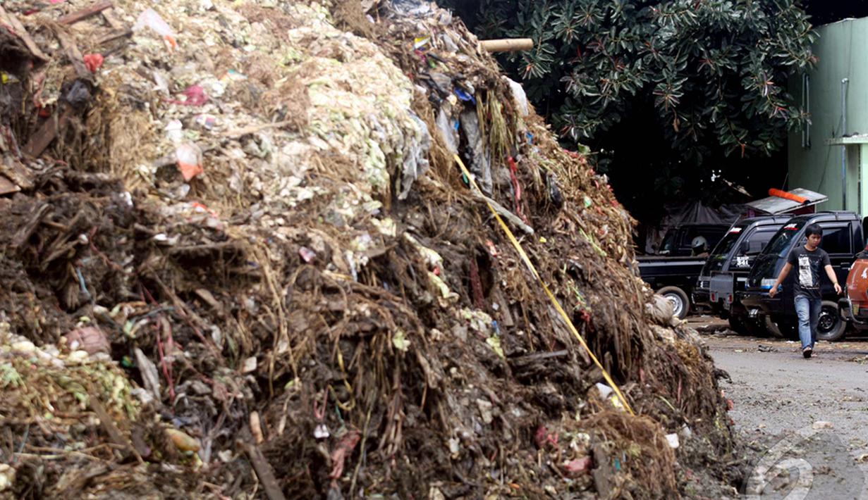 Sampah dari para pedagang pasar tersebut menumpuk lantaran pengangkutan yang tidak berjalan rutin di Pasar Induk Kramat Jati, Jakarta, Kamis (8/1/2015). (Liputan6.com/Faizal Fanani)