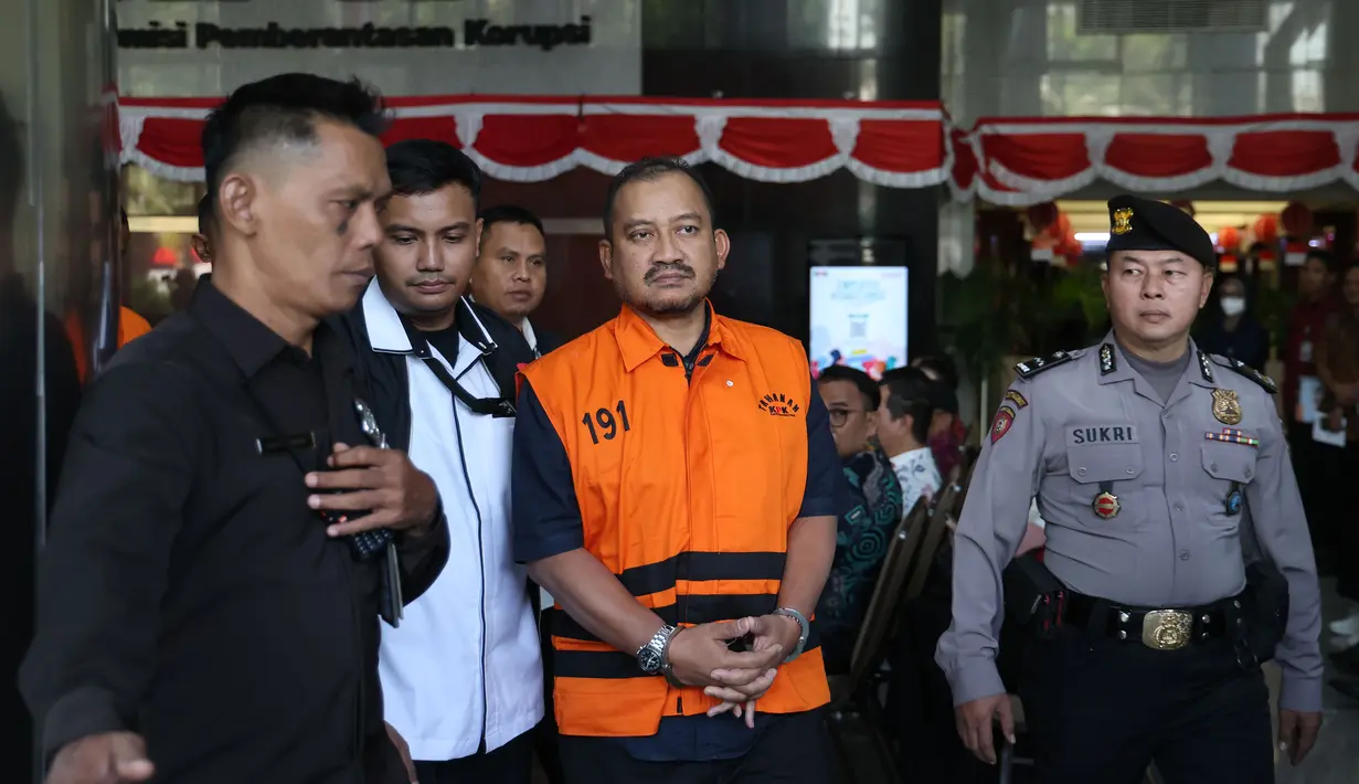 Bupati Pemalang Anom Widiyantoro berjalan menuju mobil tahanan usai menjalani pemeriksaan di Gedung Merah Putih KPK, Jakarta, Kamis  (30/7/2026).  (KLY/ Arie Basuki)